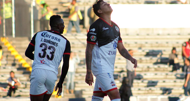 Julián Quiñones hace la “tigre señal” en partido contra Monterrey
