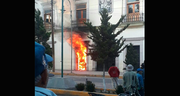 En Libres incendian comandancia; querían linchar a presunto violador