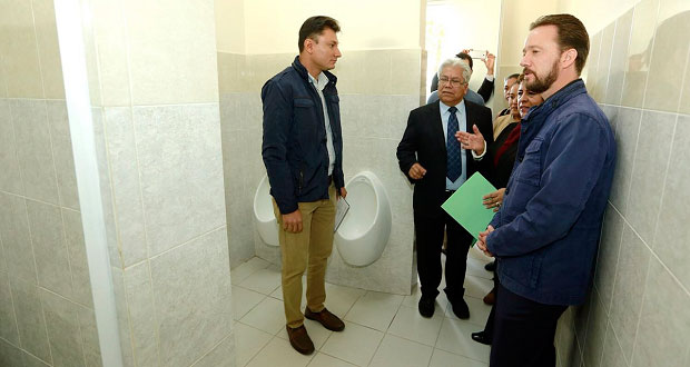 Comuna poblana mejora sanitarios en escuela de Lomas de San Miguel