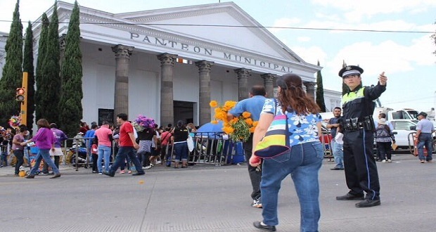 Por Día de Muertos, más de 141 mil van a Panteón Municipal poblano. Foto: Especial
