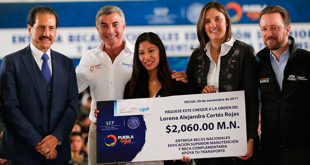 Dan 12 mil 650 becas a estudiantes de 49 universidades poblanas