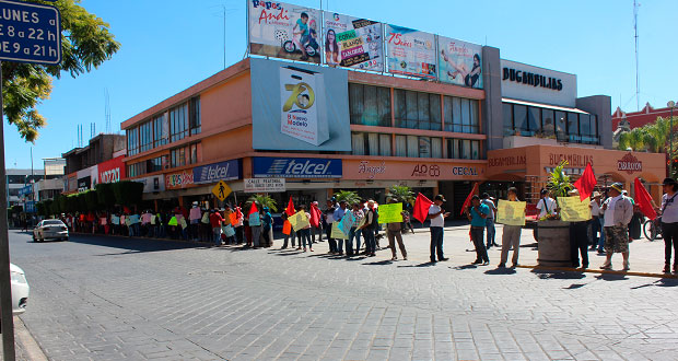 Realizan tercera cadena humana por asesinato de edil de Huitzilan
