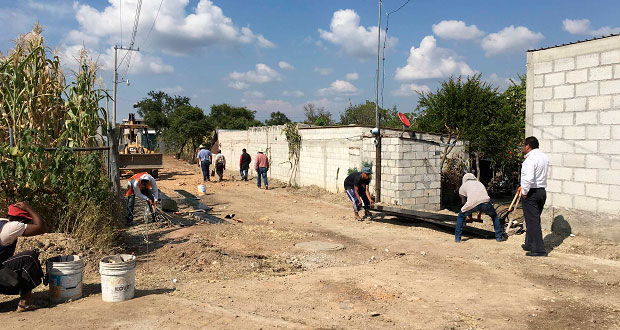 Siguen pavimentaciones con concreto hidráulico en Ahuatempan