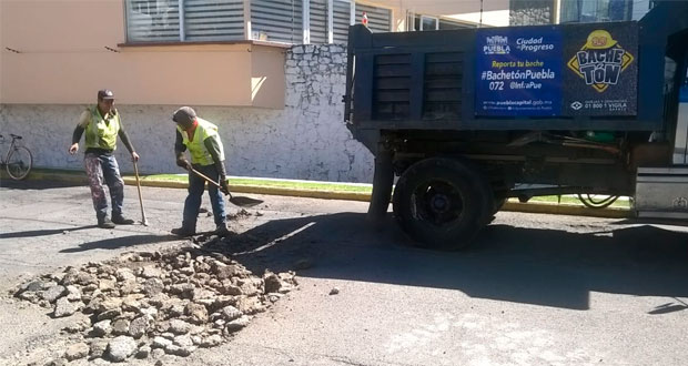 Con “bachetón”, ayuntamiento de Puebla repara vialidades de capital