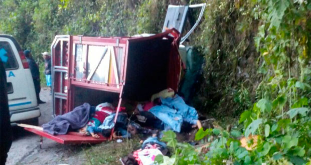 Volcadura de camioneta en Sierra Norte deja 16 muertos