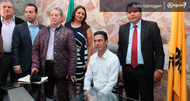 Mediante intimidación, Carlos Martínez toma oficinas del PRD de Puebla