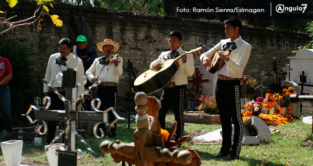 Poblanos recuerdan a sus muertos y fortalecen tradición pese a delincuentes