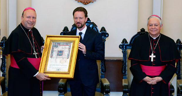 Banck y arzobispo entregan Cédula Real a representante del Papa