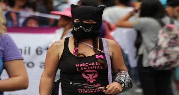 Cientos de mujeres marcharon desde el paseo bravo hasta la fiscalía del estado en protesta por los feminicidios.