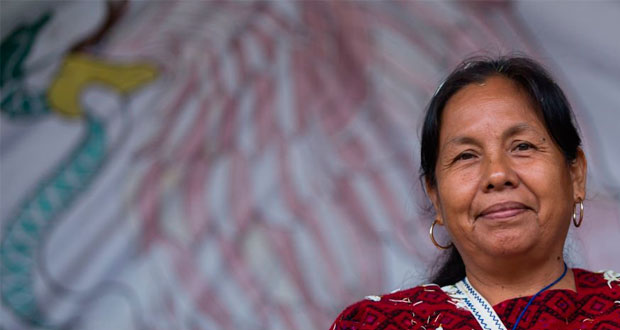 Simpatizantes de “Marichuy” reúnen firmas en zócalo de Puebla