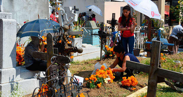 Panteones de San Pedro Cholula recibieron a 10 mil visitantes
