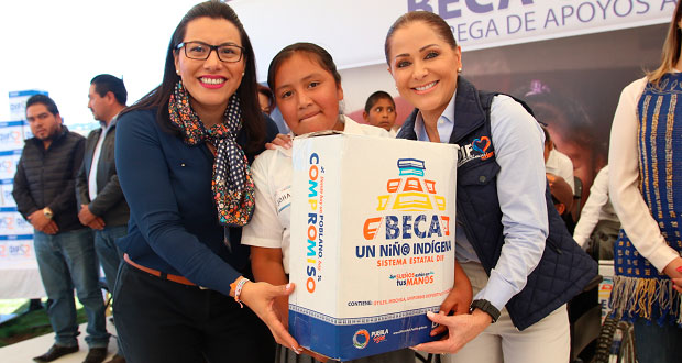 Dinorah López entrega 3 mil despensas a familias de Tlatlauquitepec