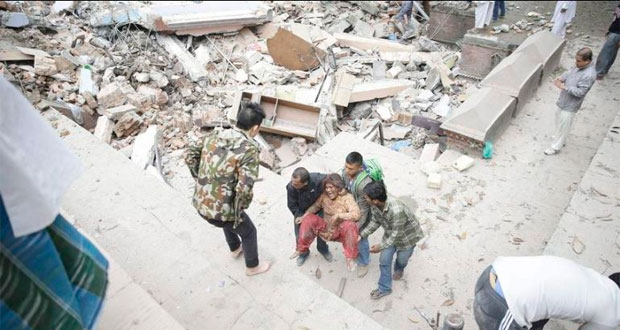 Terremoto de 7.3 grados golpea Irán; van más de 400 muertos