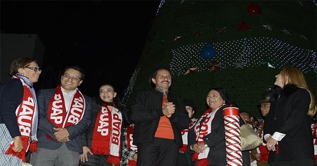 Salud y paz desea Esparza al encender árbol navideño en el CCU