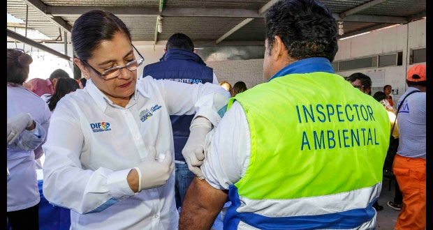 Vacunan contra influenza a trabajadores de Limpia y Smdif