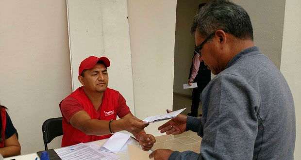 Entregan apoyos económicos a afectados por sismo en Ahuatempan