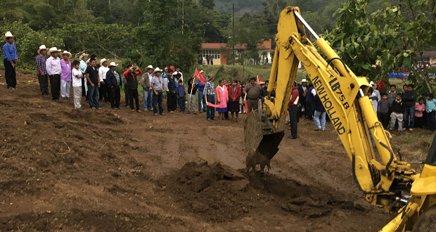 Inician obras para techado y aulas en 2 secundarias de Olintla