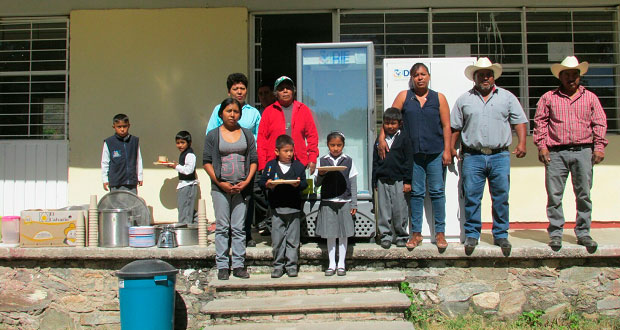 DIF de Cuayuca entrega material de cocina en primaria “Benito Juárez”