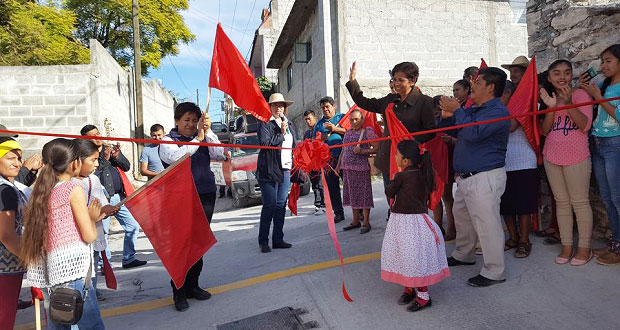Inauguran pavimentación en calle de Tepexi de Rodríguez