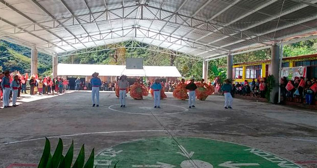 Inauguran techado de primaria en el municipio de Eloxochitlán
