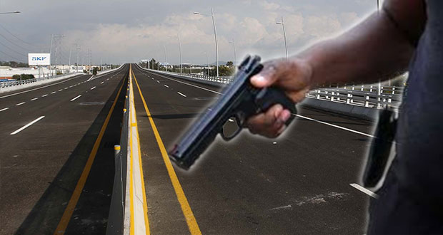En la autopista México-Puebla asaltan a turistas de Canadá