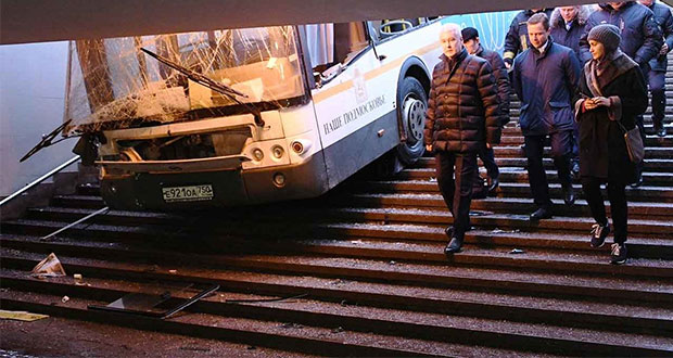 Autobús embiste a una multitud en Moscú