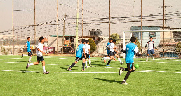 Comuna de Puebla entrega tres canchas de fútbol rehabilitadas