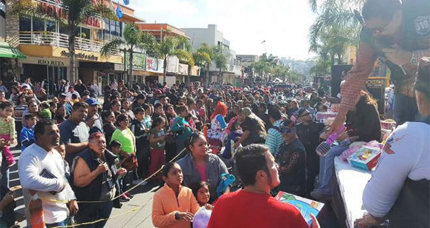 Motociclistas de México y Estados Unidos regalan juguetes en Tijuana