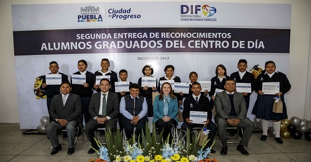 Susana Angulo da reconocimientos a egresados de Centro de Día