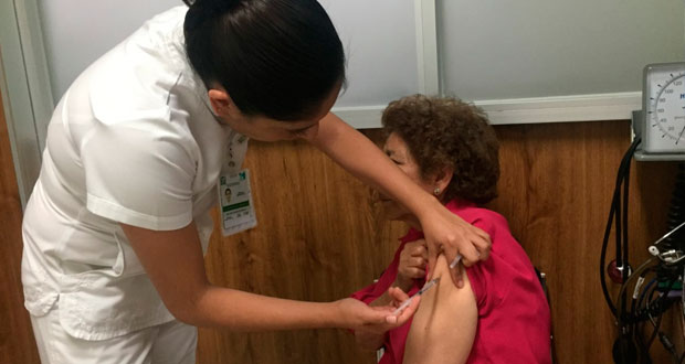 IMSS en Puebla aplica 111 mil vacunas contra influenza estacional