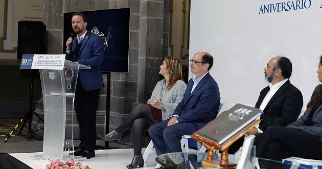 Presenta Luis Banck la guía turística de Puebla y el “Libro 485”