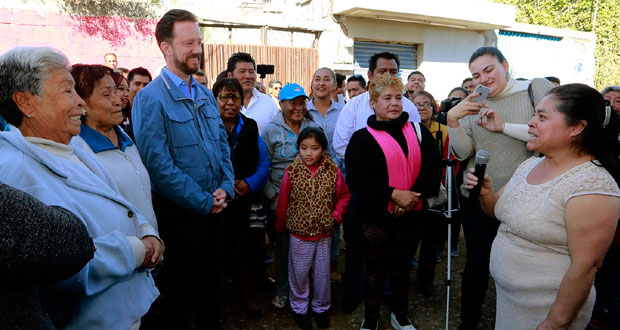 Continúan pavimentación de calles en San Pablo Xochimehuacan
