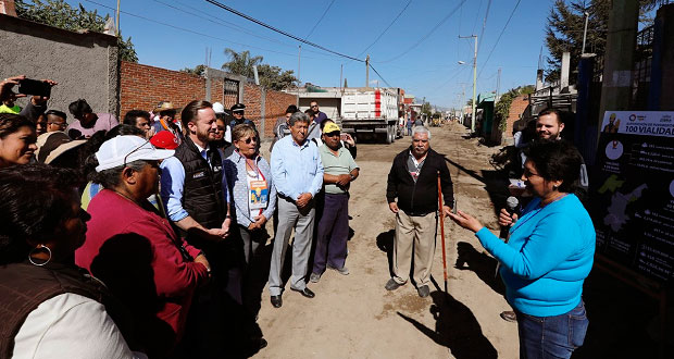 Inician pavimentación de calles en Santa María Xonacatepec
