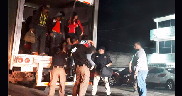 En Tabasco, rescatan a 153 migrantes hacinados en camión de carga