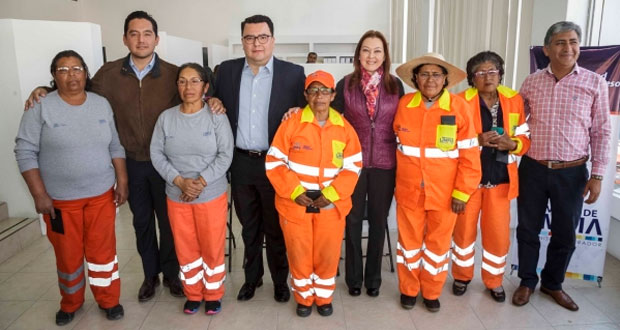 DIF municipal entrega lentes a “naranjitas” de Puebla