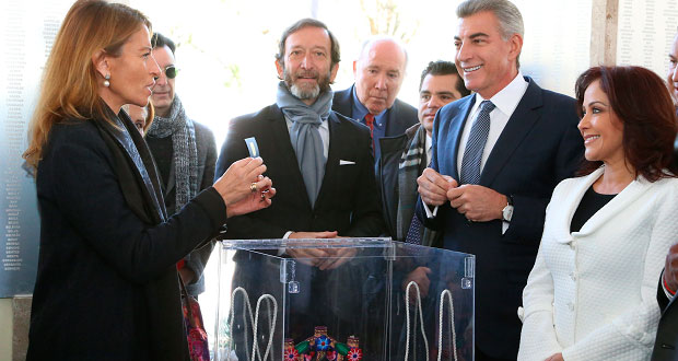 Colocan tótems en honor a primeras familias extranjeras de Puebla