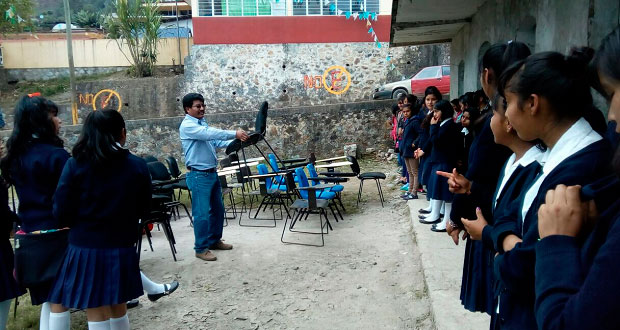 Bachillerato de Chiconcuautla recibe mobiliario para la escuela