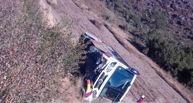 Autobús de línea AU vuelca tras perder el control en El Seco