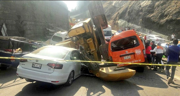 Cae excavadora sobre 5 autos en Edomex