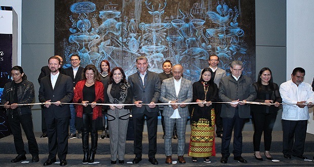 Gali inaugura exposición de 70 obras hechas por artesanos de Puebla. Foto: Especial.