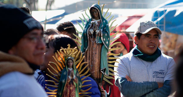 Como cada año, poblanos abarrotan Paseo Bravo para visitar a la virgen