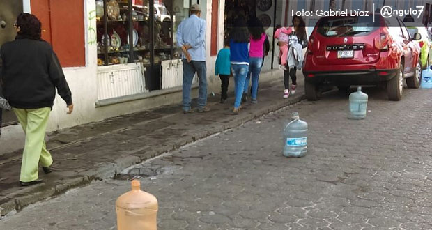 Franeleros continúan apartando lugares en calles del CH y San José