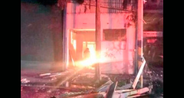 En Tabasco, incendio consume casa con huachicol