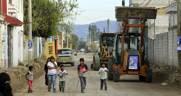 Inician pavimentación de vialidad en la colonia Del Valle