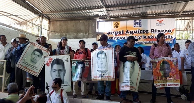 padres ayotzinapa