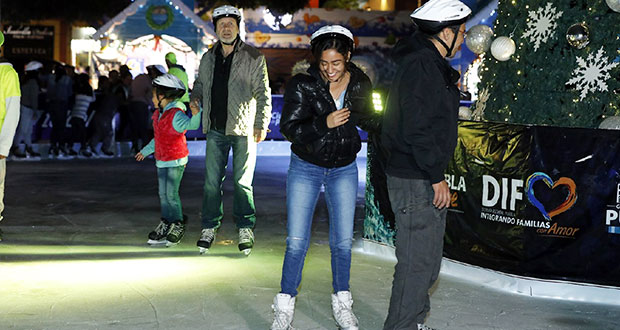 Disfruta de la pista de hielo en el parque de El Carmen