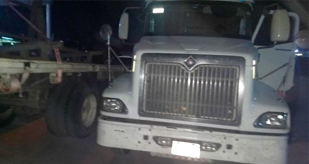 Roban cargamento de camión y abandonan a chofer en Amozoc