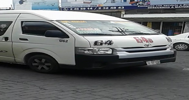 Camioneta impacta a ruta 64 B y vuelca en 15 Norte