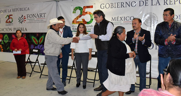 Sedesol invierte $630,000 en recursos para 180 artesanos poblanos
