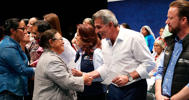 Gobierno otorga 4 mil 172 cheques a emprendedoras poblanas